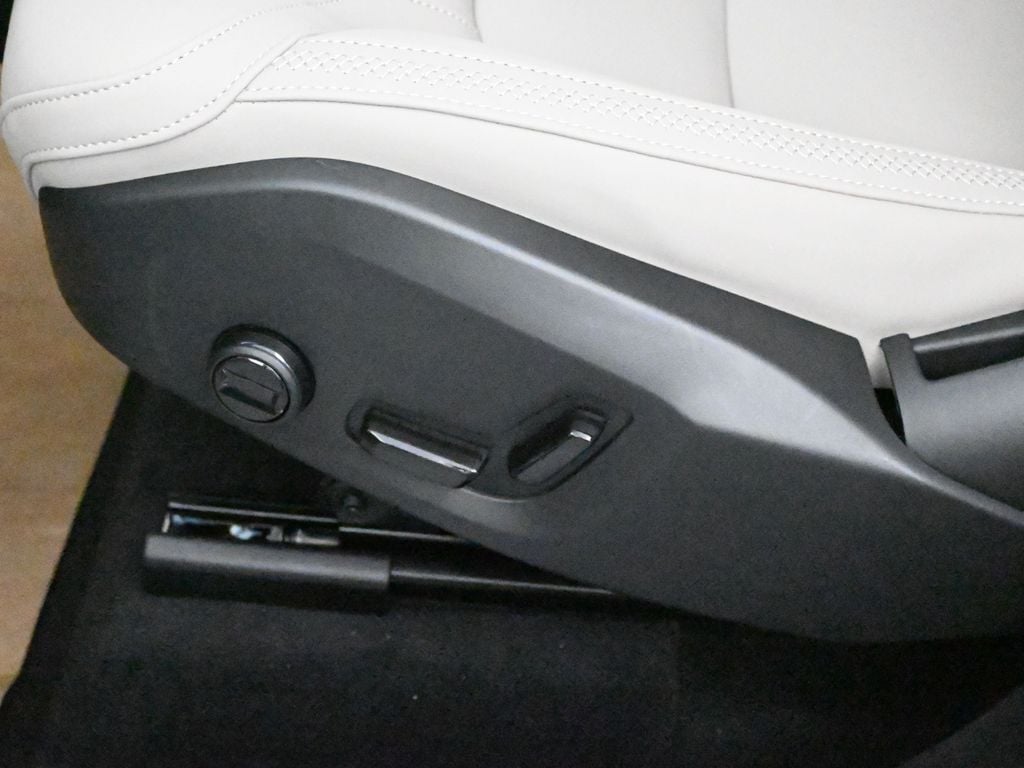 2026 Volvo XC90 Plus - Photo 12