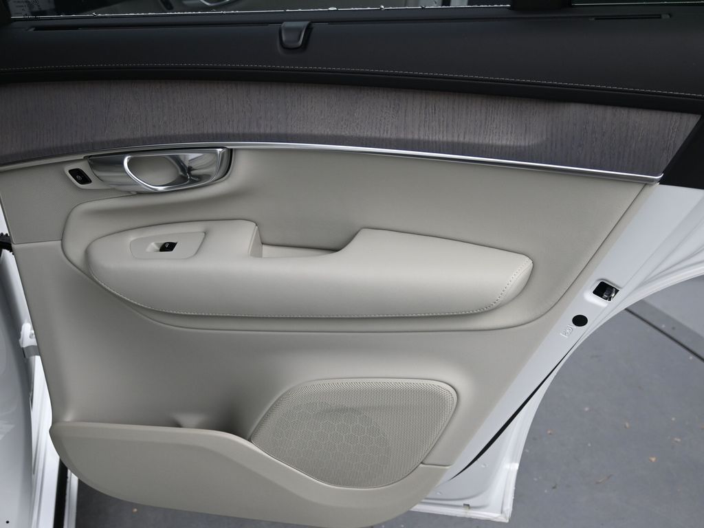 2026 Volvo XC90 Ultra - Photo 16