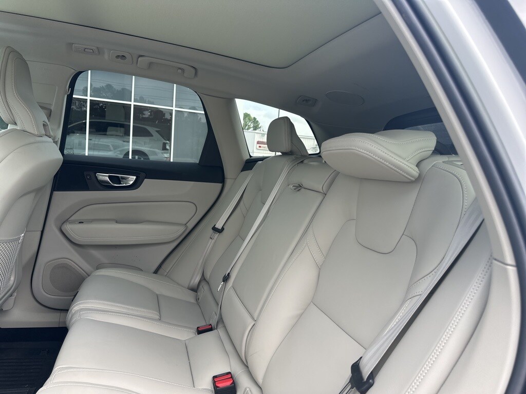2023 Volvo XC60 B5 Ultimate photo 4