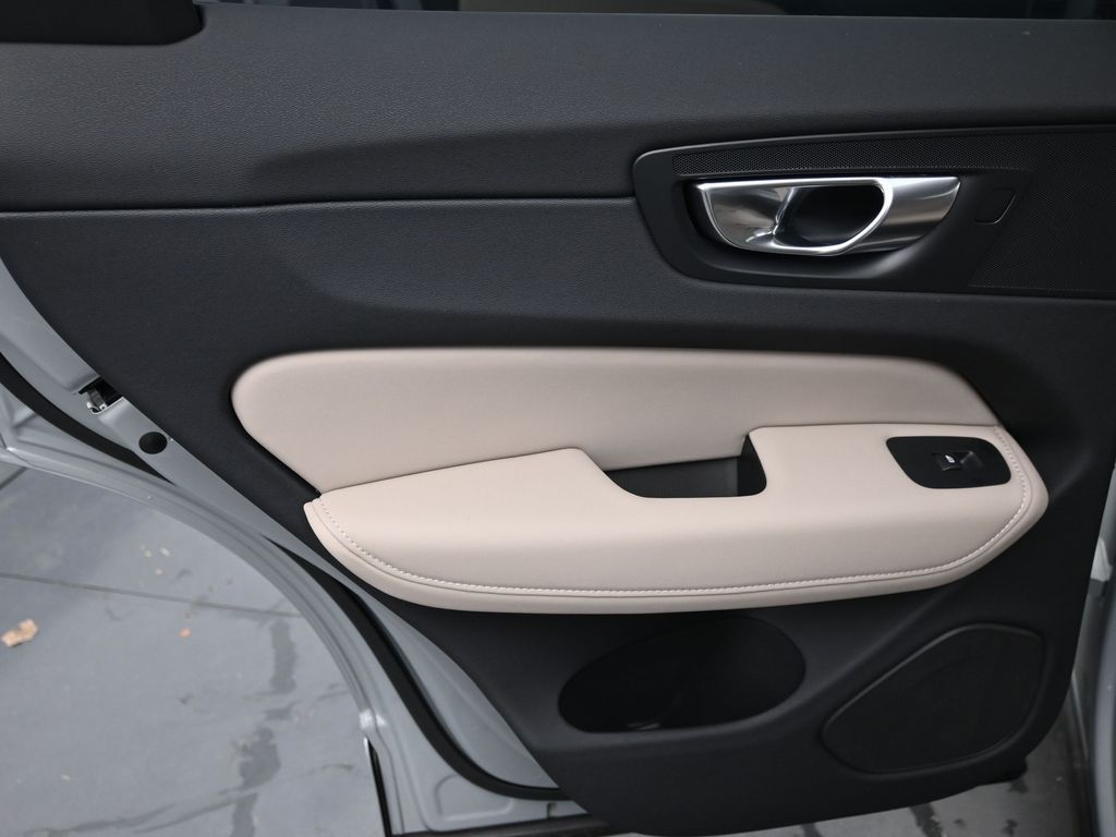 2026 Volvo XC60 Plus - Photo 19