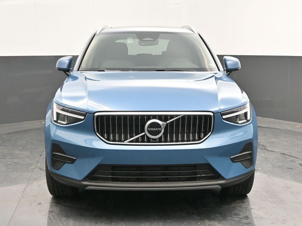 2025 Volvo XC40 Core photo 2