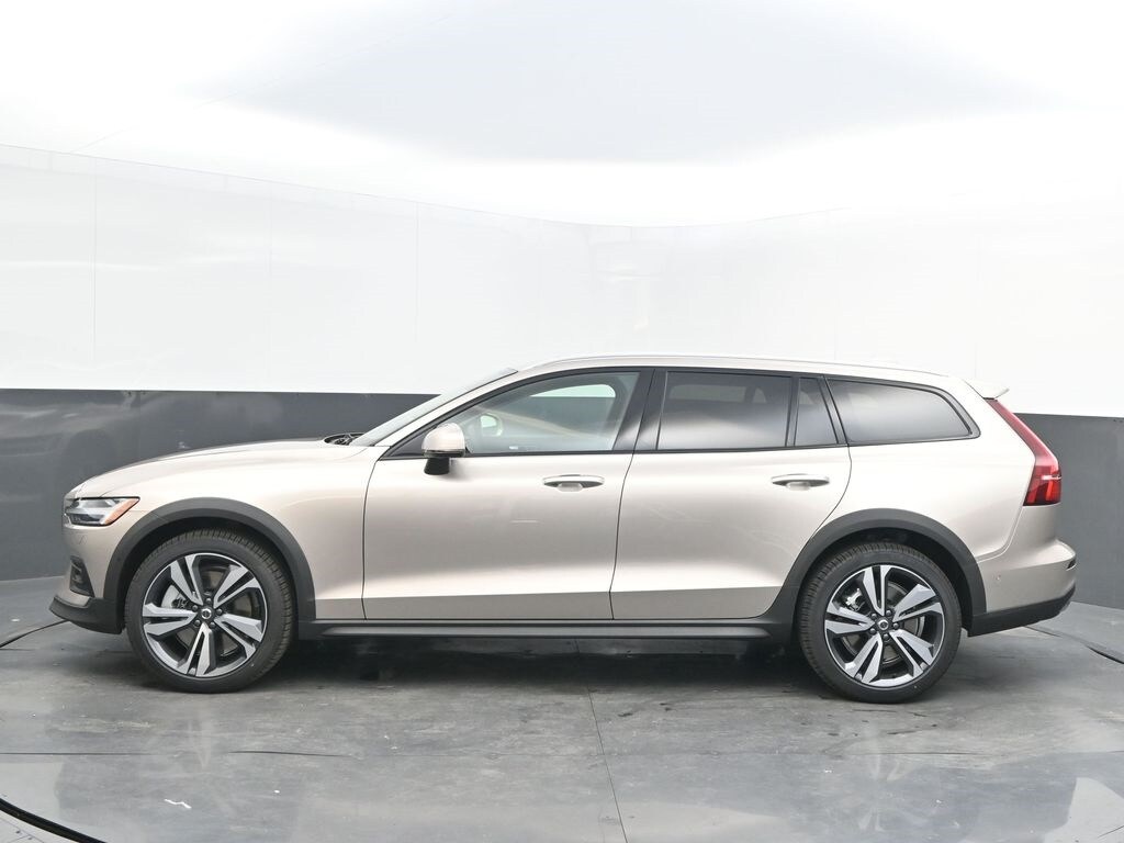 2026 Volvo V60 Cross Country B5 Plus photo 3