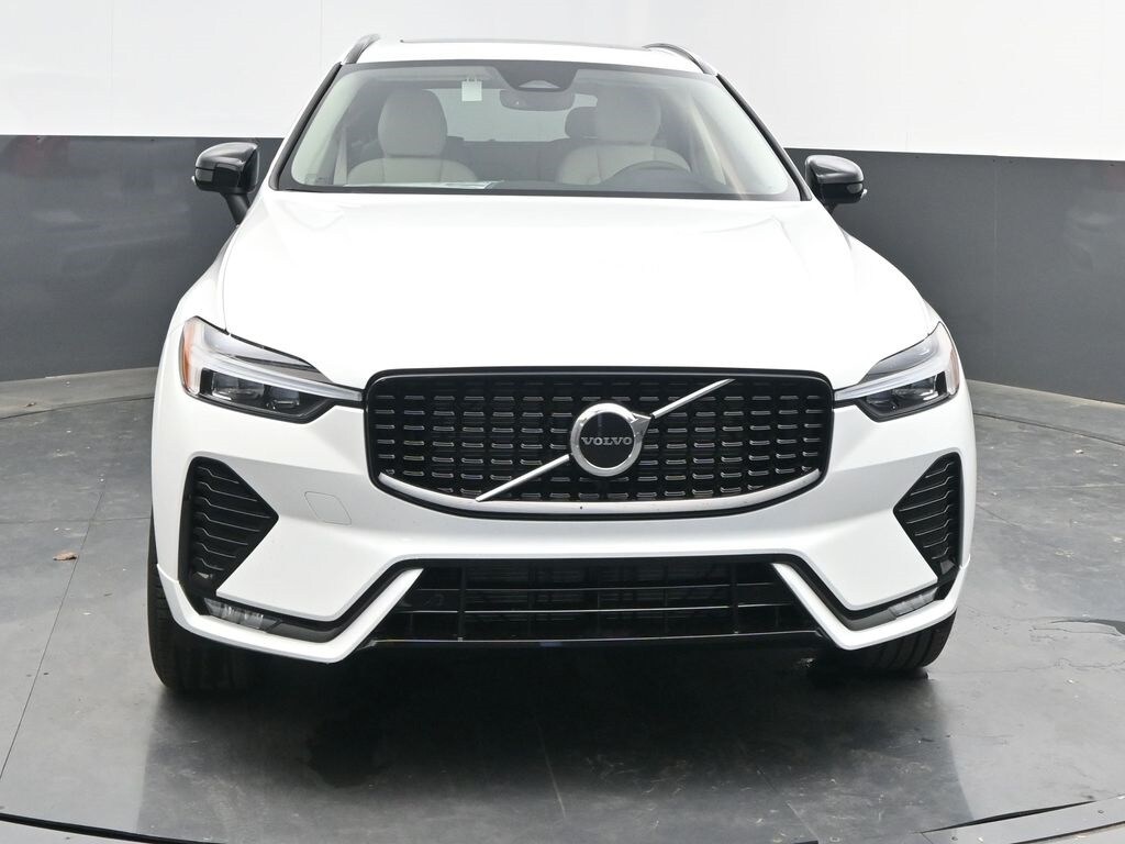 2025 Volvo XC60 B5 Core photo 2