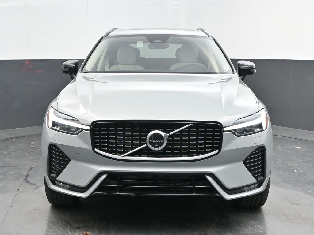 2025 Volvo XC60 B5 Plus photo 2