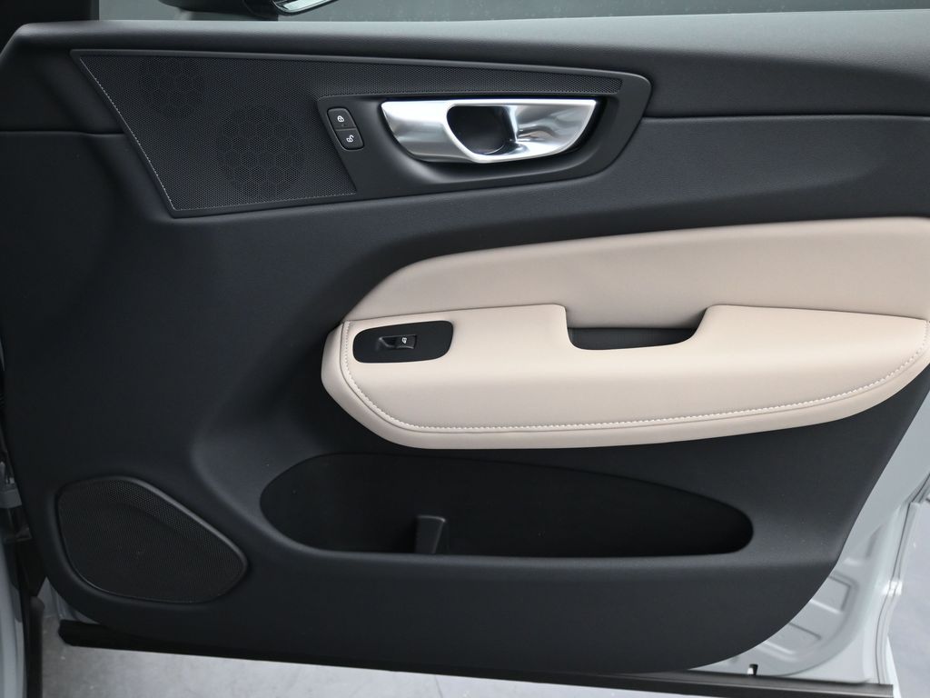 2026 Volvo XC60 Plus - Photo 13