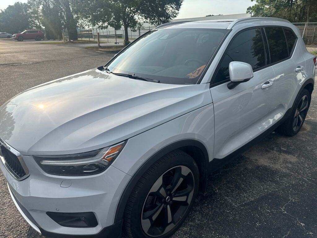 Used 2022 Volvo XC40 Momentum SUV