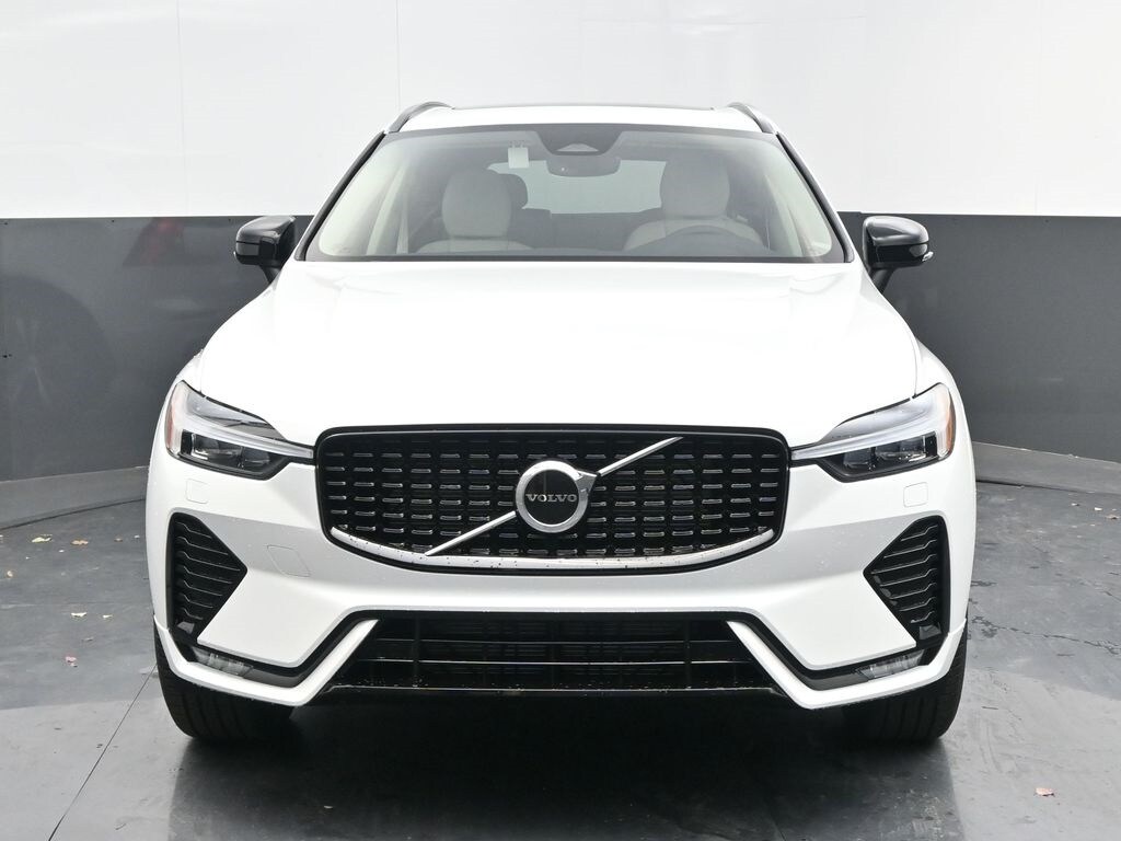 2025 Volvo XC60 B5 Core photo 2