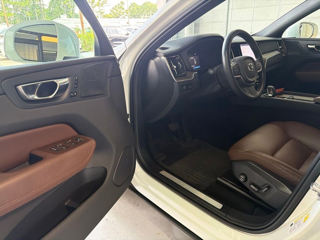 Used 2022 Volvo XC60 B5 Momentum SUV