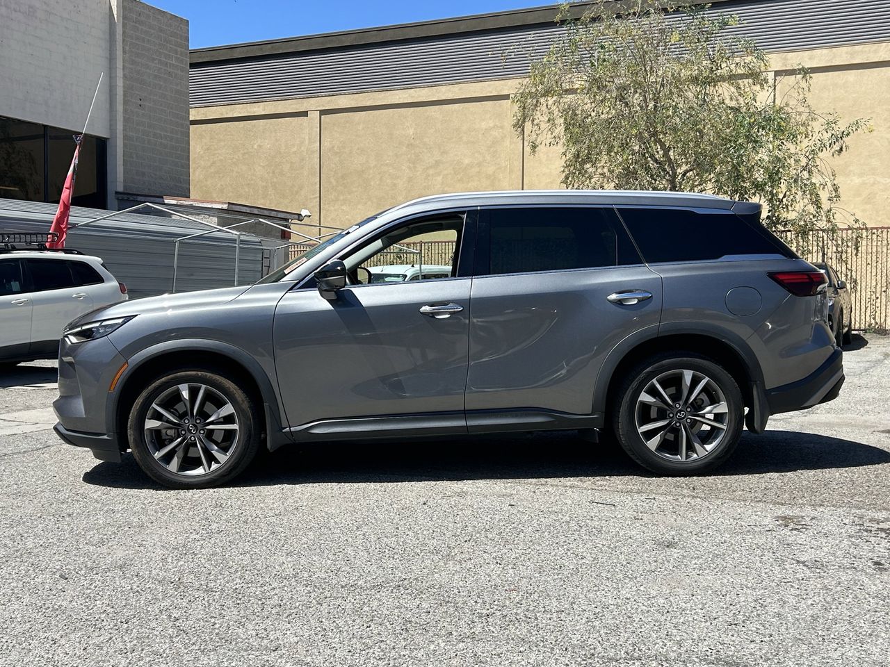 2023 INFINITI QX60 Luxe photo 2