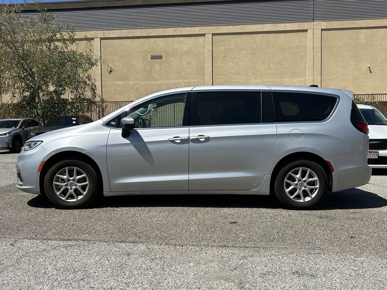 2023 Chrysler Pacifica Touring L photo 3