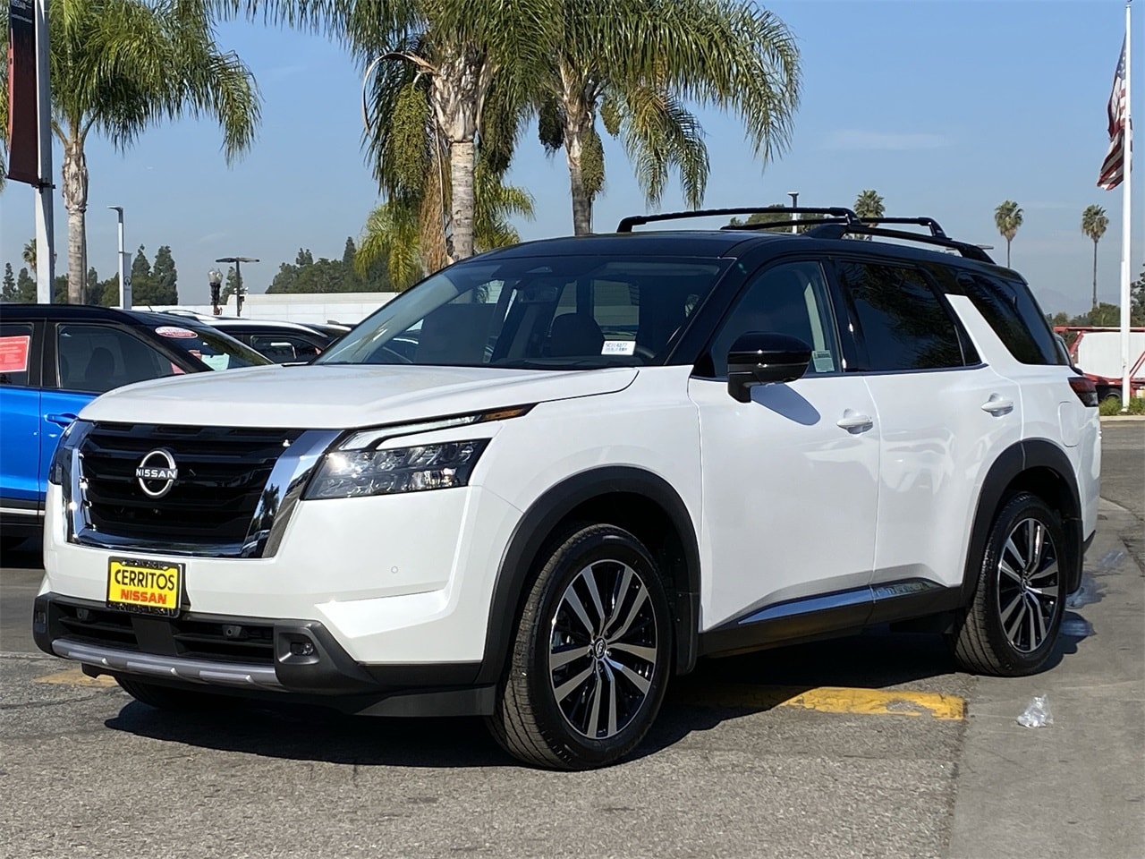2025 Nissan Pathfinder Platinum's photo