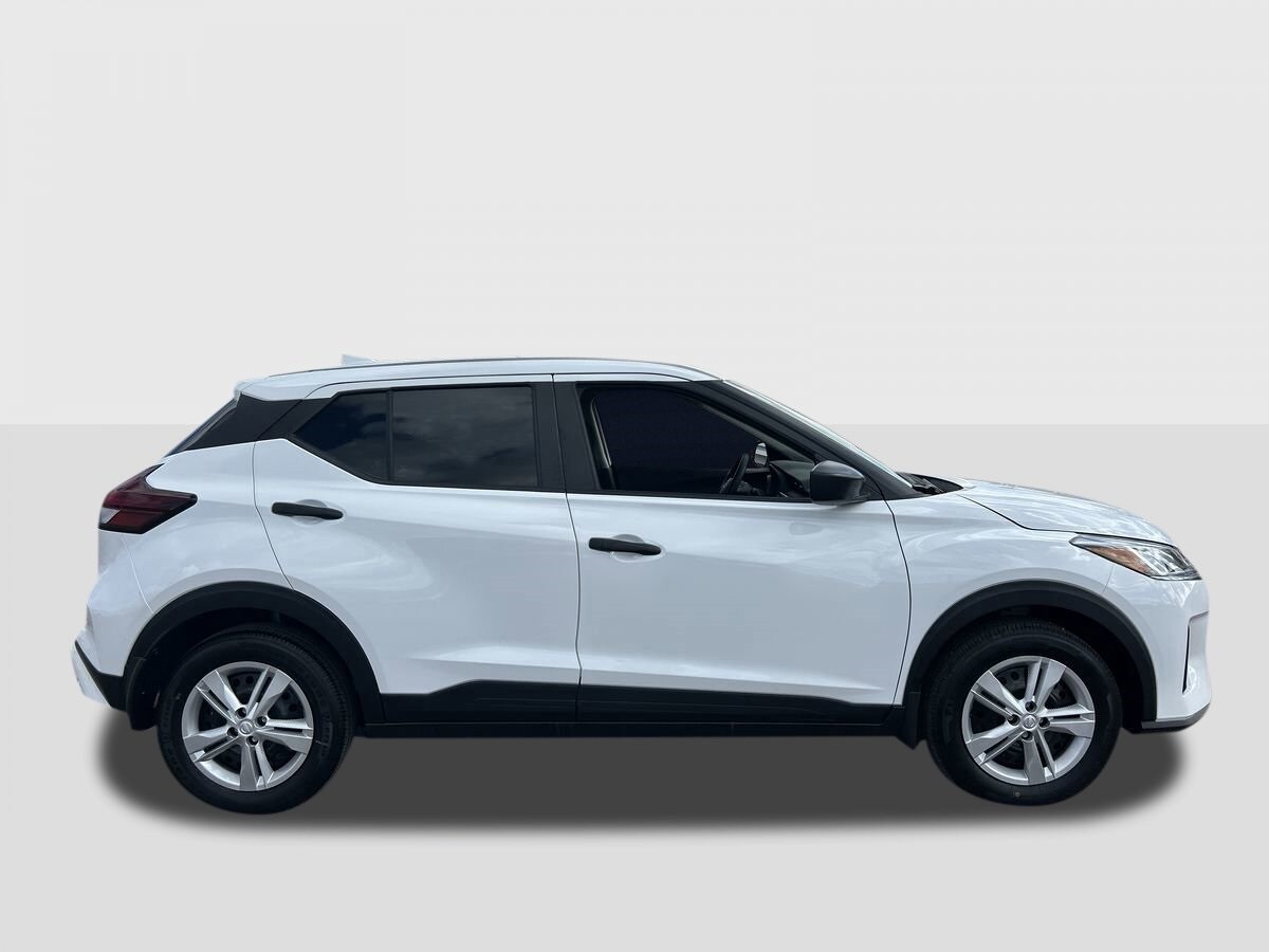2025 Nissan Kicks Play S photo 3