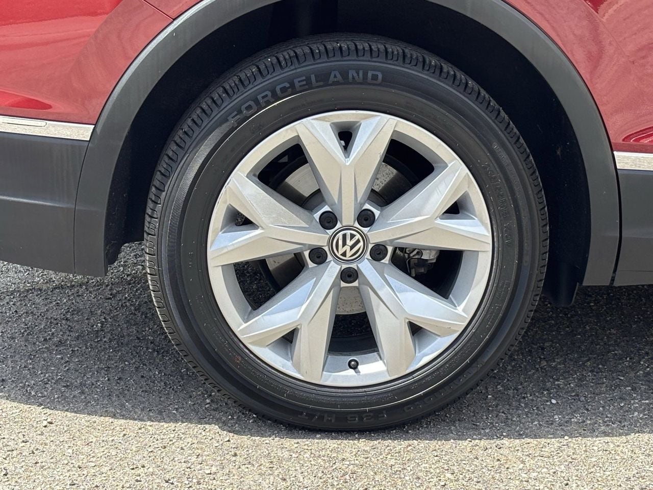 2019 Volkswagen Tiguan 2.0T SEL photo 3
