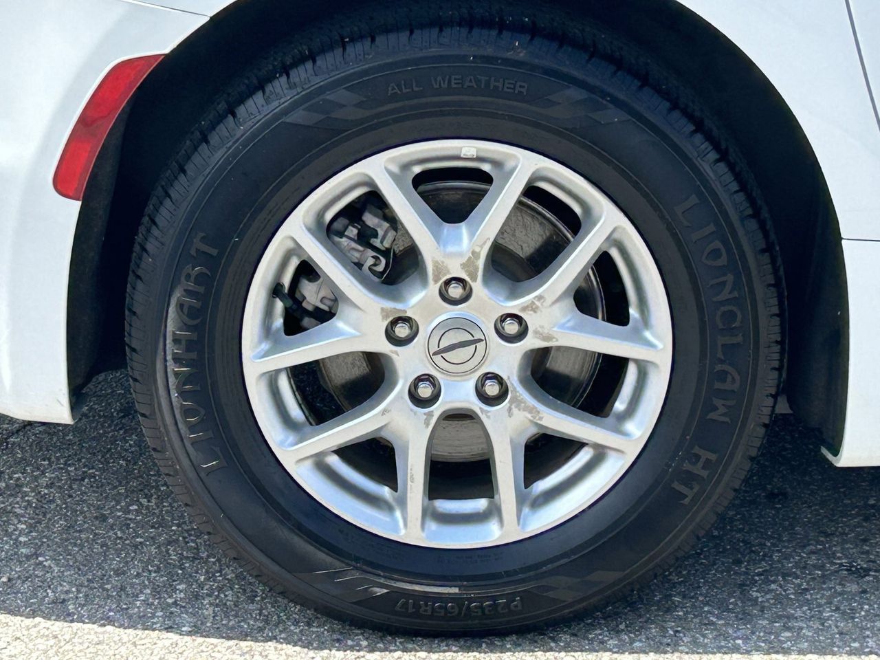 2023 Chrysler Pacifica Touring L photo 3