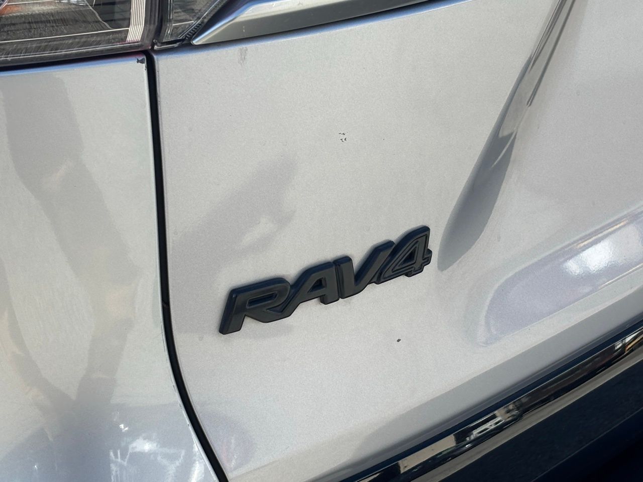 2019 Toyota RAV4 Hybrid XSE photo 5