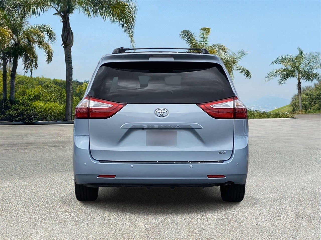 2017 Toyota Sienna XLE photo 3