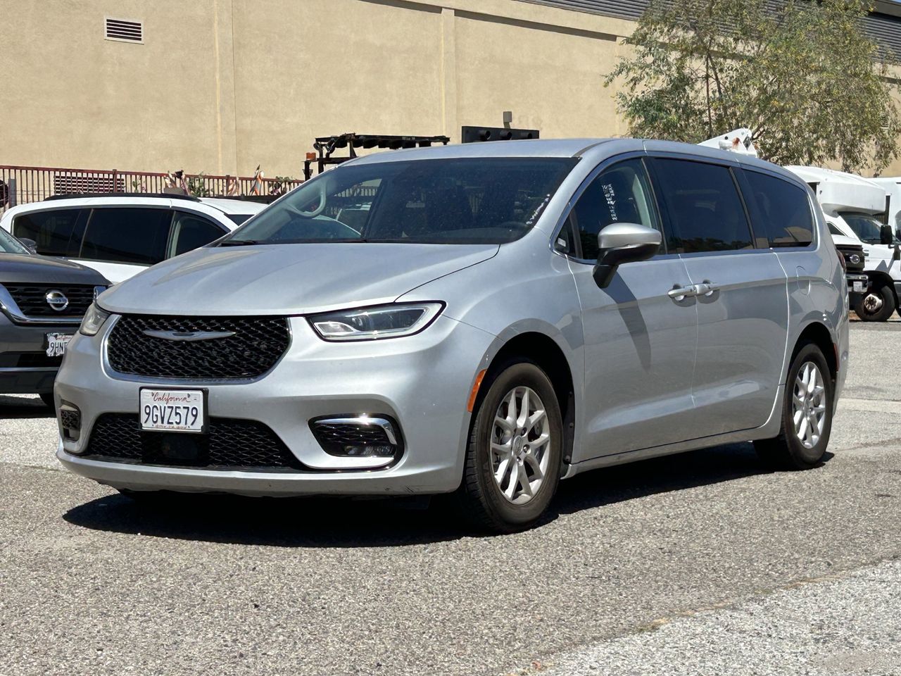 2023 Chrysler Pacifica Touring L photo 2