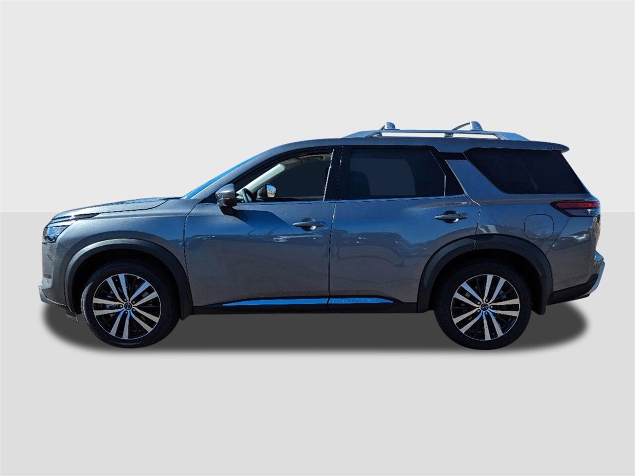 2025 Nissan Pathfinder Platinum photo 2