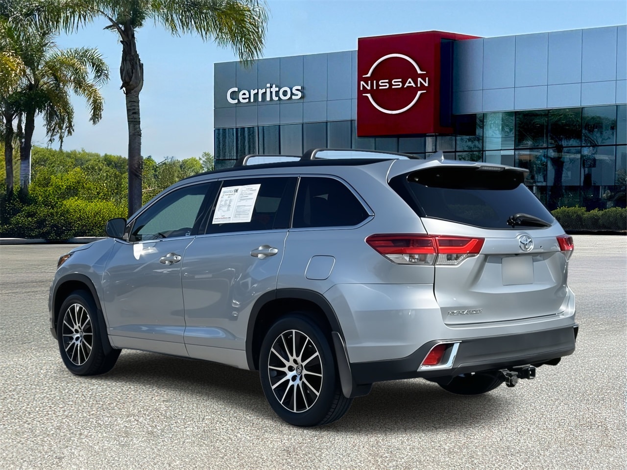 Used 2017 Toyota Highlander SE with VIN 5TDKZRFH2HS524971 for sale in Cerritos, CA