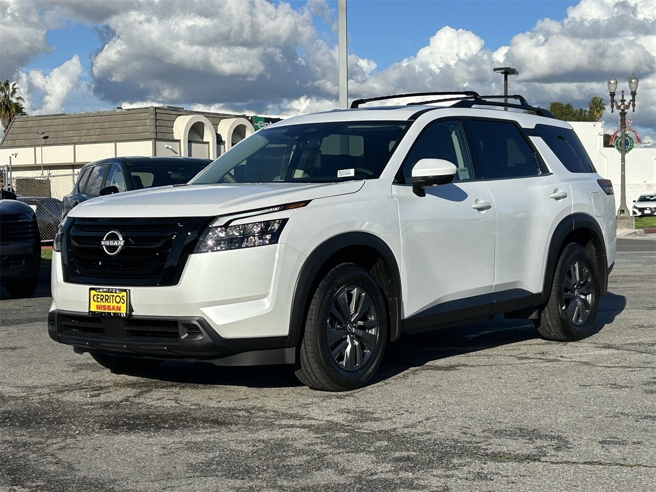 2025 Nissan Pathfinder SV's photo