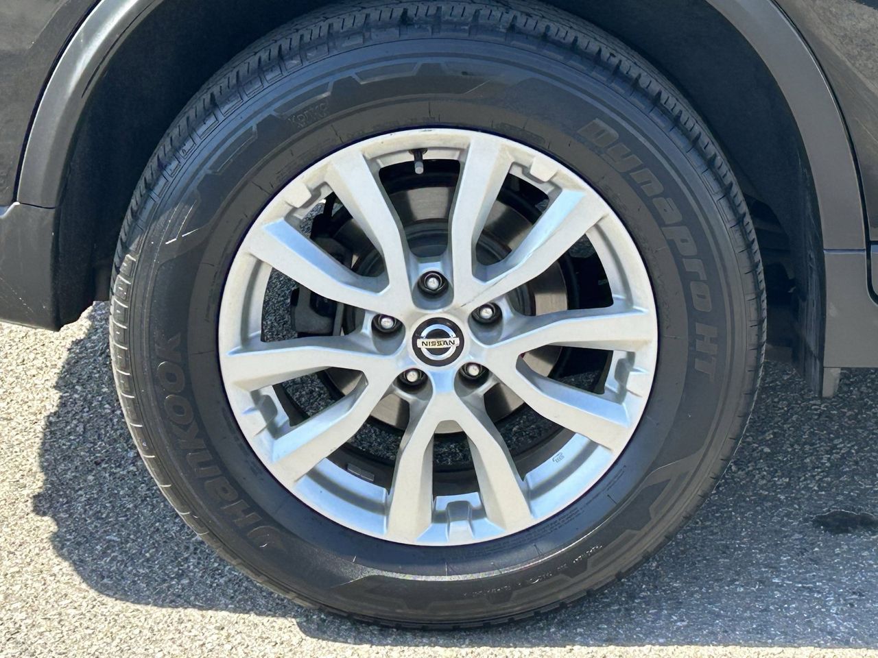 2019 Nissan Rogue SV photo 3