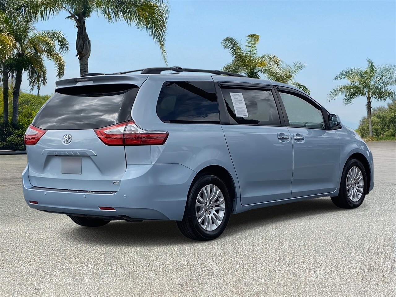2017 Toyota Sienna XLE photo 4