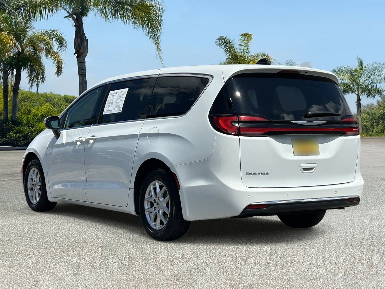 2023 Chrysler Pacifica Touring L photo 2