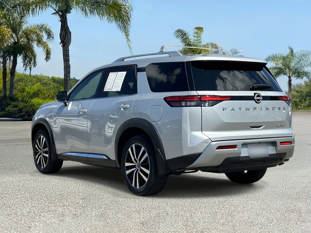 2023 Nissan Pathfinder Platinum photo 2