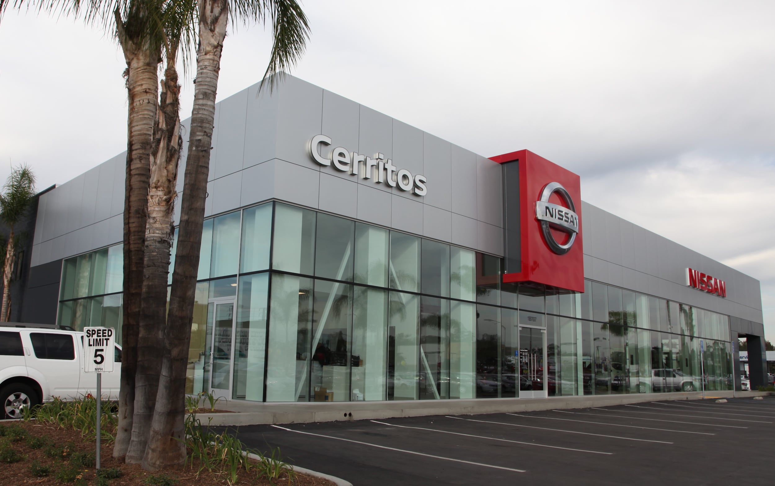 Dodge Dealer Cerritos 38 - vbpzk4j