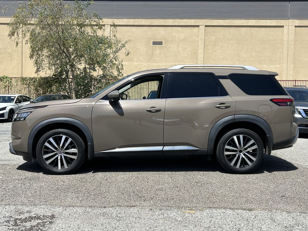 2024 Nissan Pathfinder Platinum photo 3
