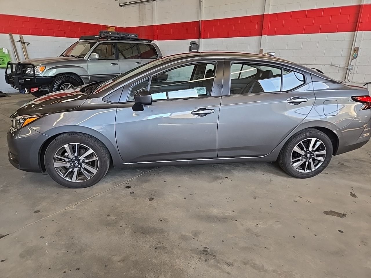 2025 Nissan Versa 1.6 SV photo 2