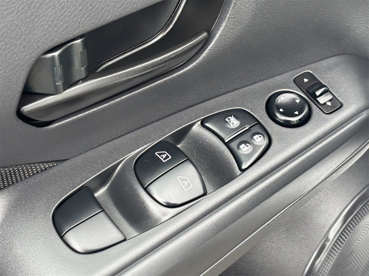 2025 Nissan KICKS PLAY Base - Photo 25