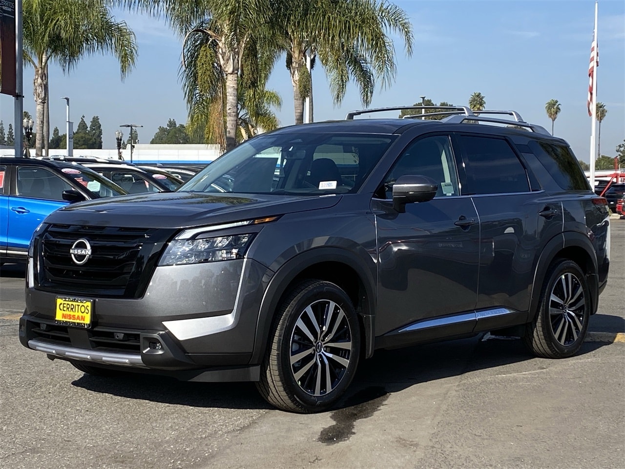 2025 Nissan Pathfinder Platinum's photo