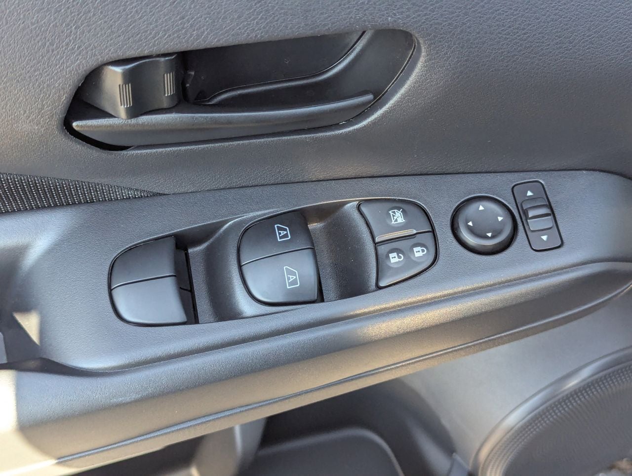 2025 Nissan KICKS PLAY Base - Photo 11