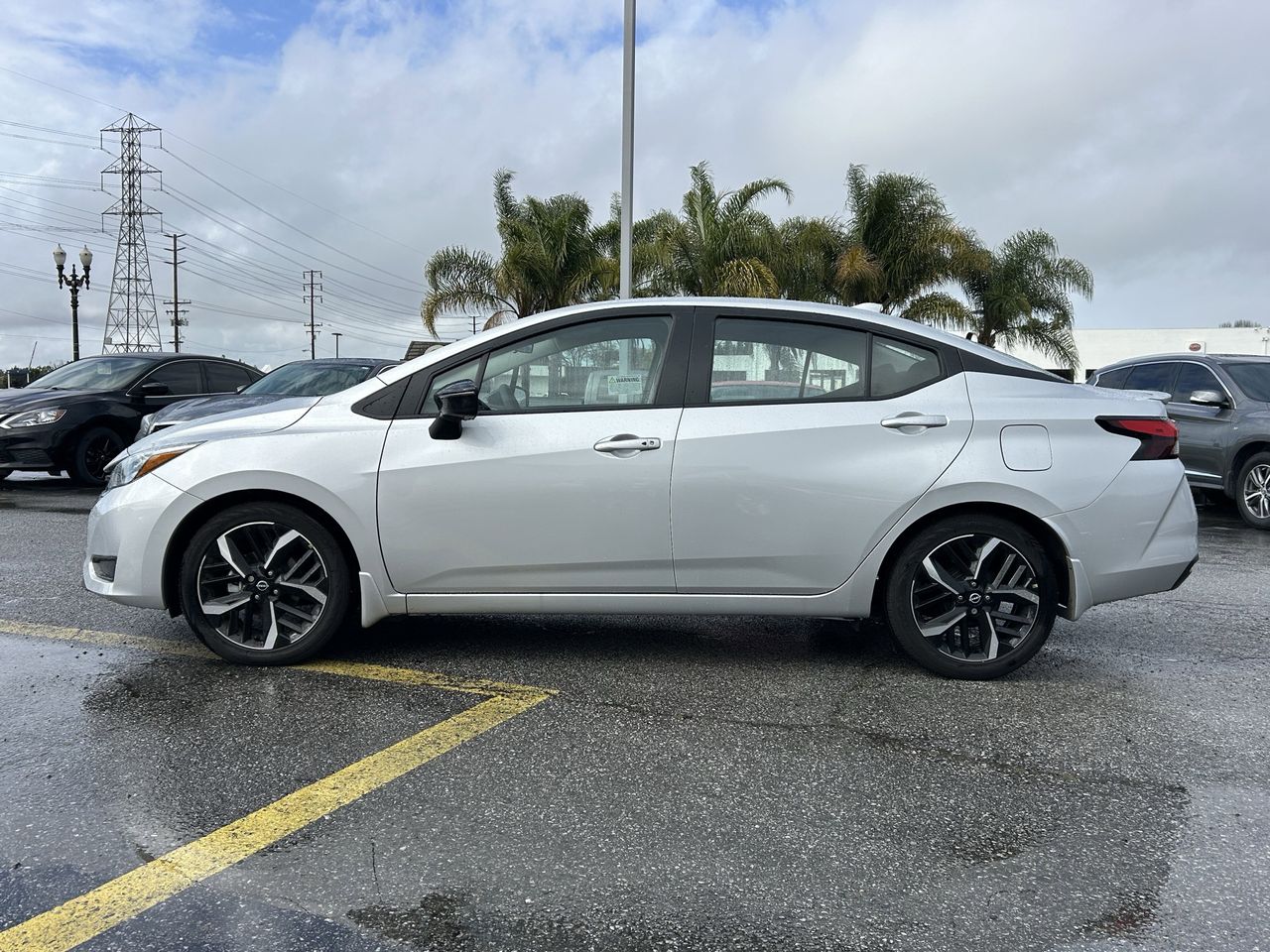 2025 Nissan Versa 1.6 SR photo 3