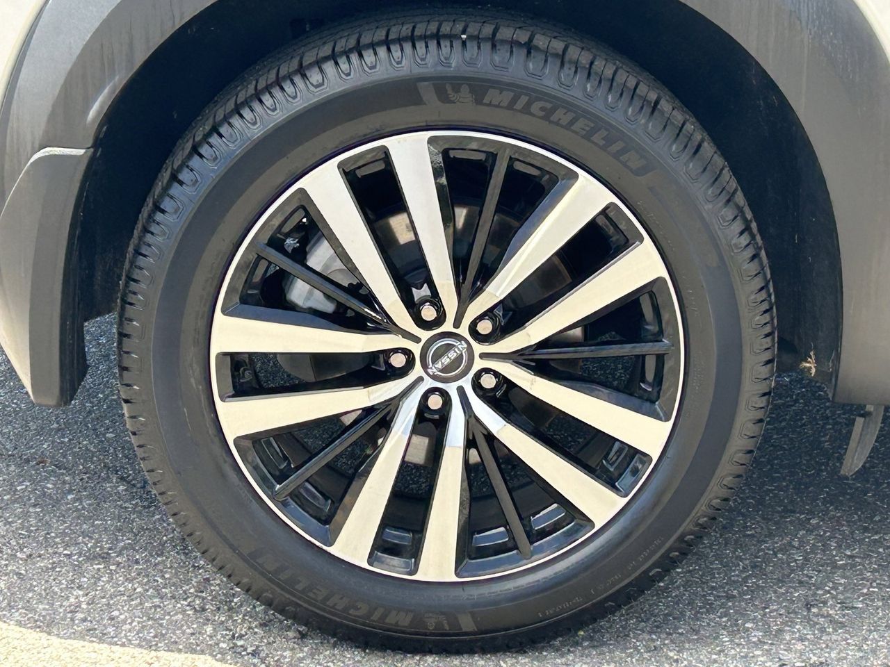 2023 Nissan Pathfinder Platinum photo 3