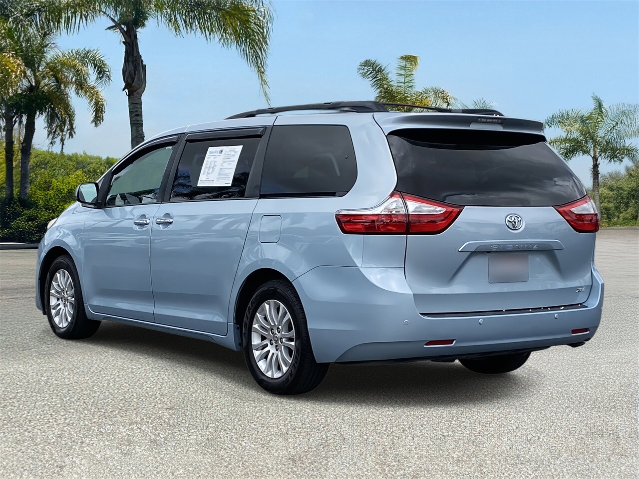2017 Toyota Sienna XLE photo 2