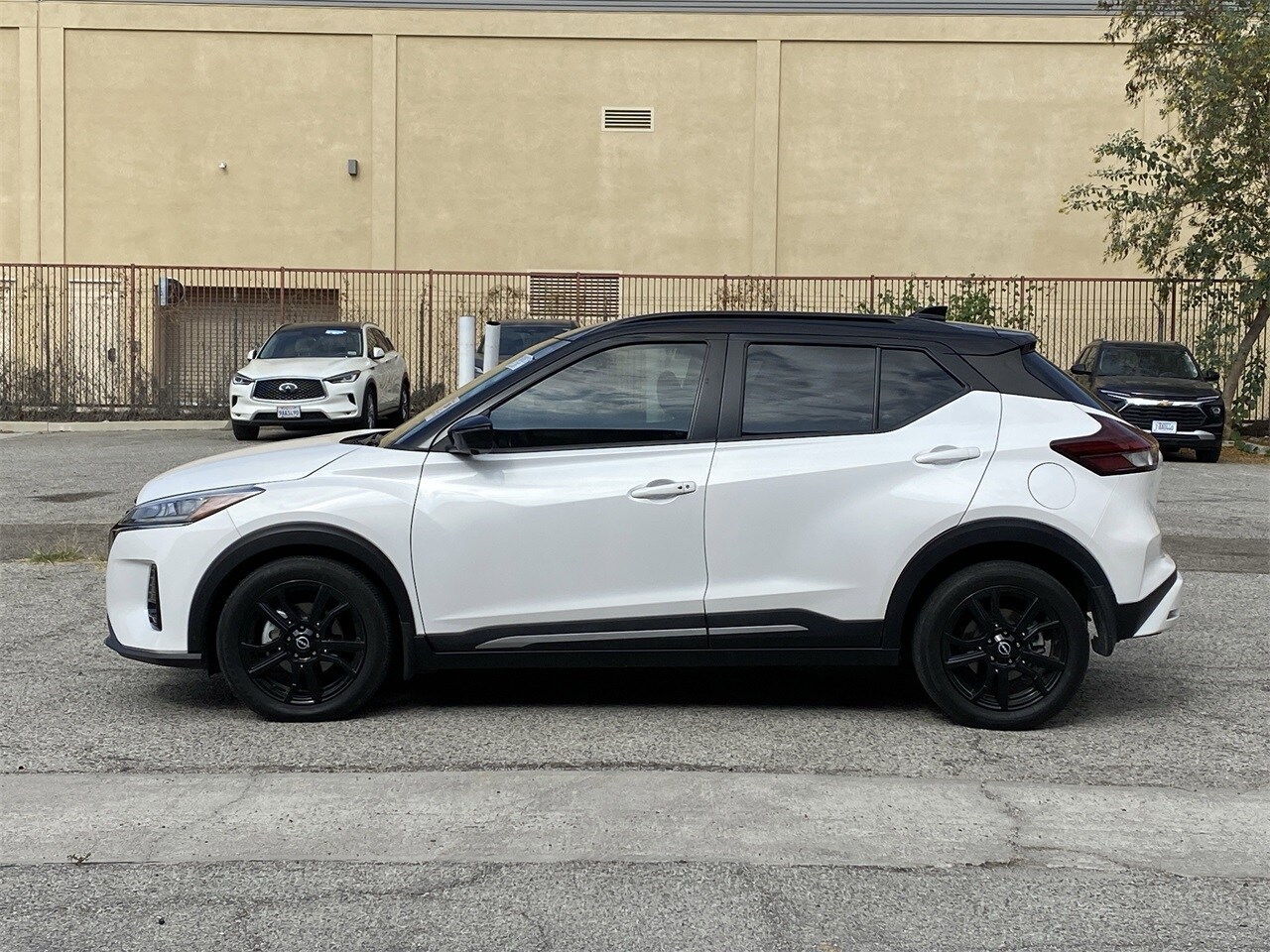 2023 Nissan Kicks SR photo 3