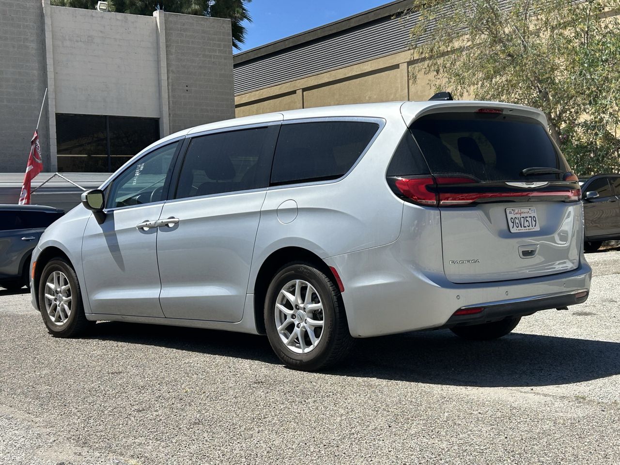 2023 Chrysler Pacifica Touring L photo 4