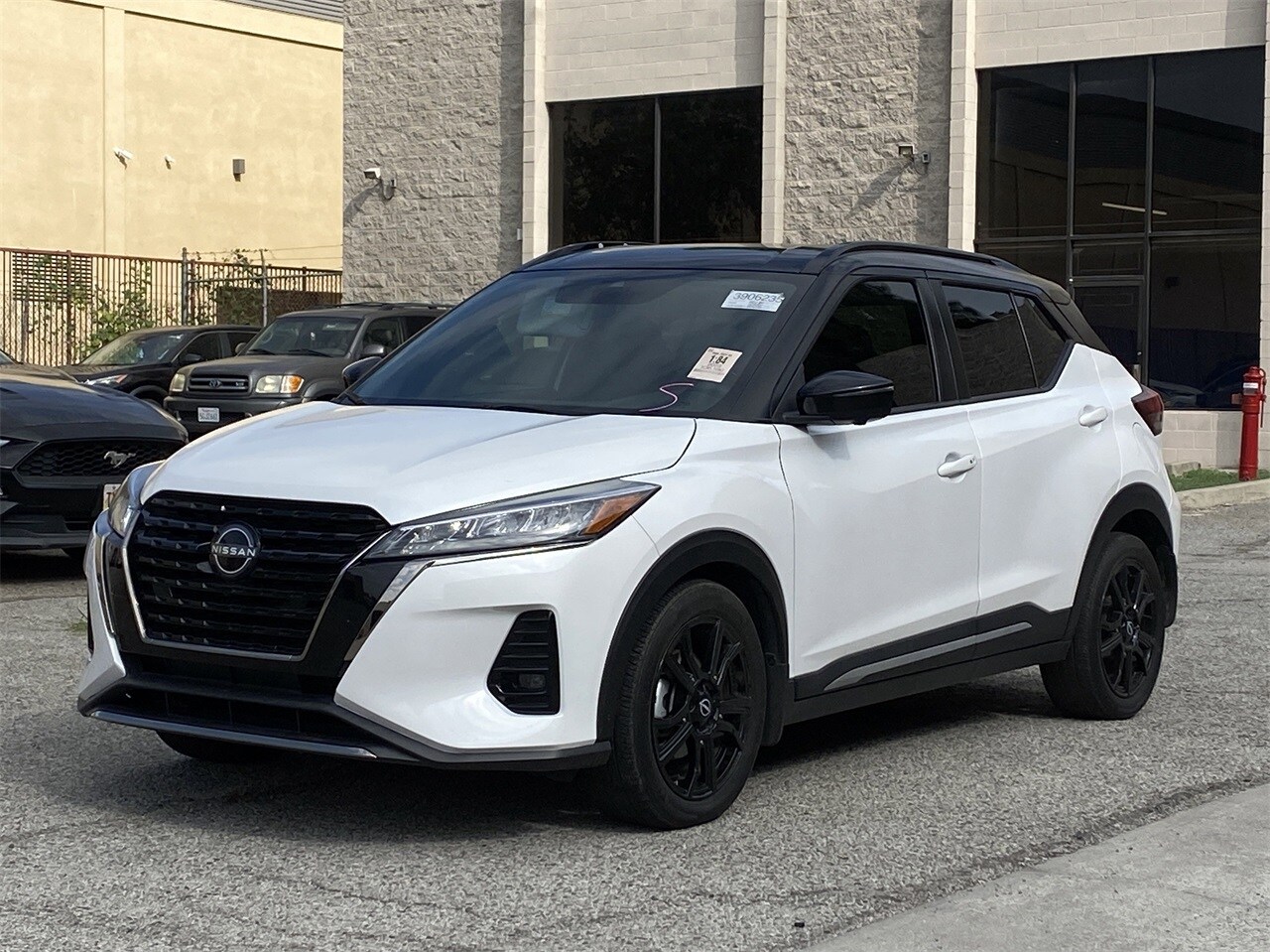 2023 Nissan Kicks SR photo 2