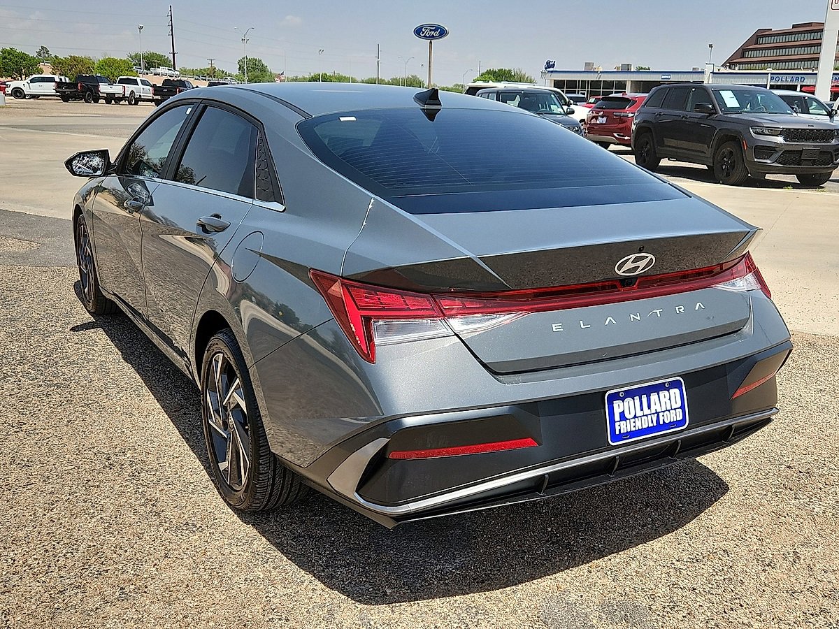 2025 Hyundai Elantra SEL Convenience photo 2