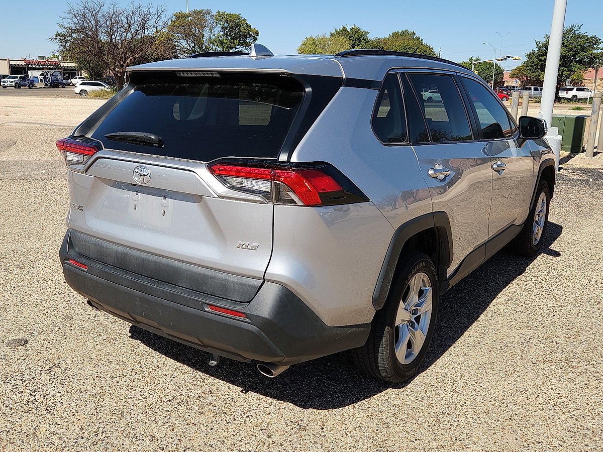 2021 Toyota RAV4 XLE photo 3