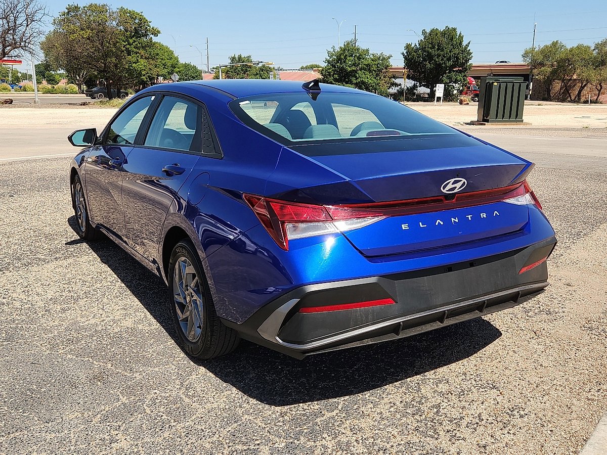 2024 Hyundai Elantra SEL photo 2