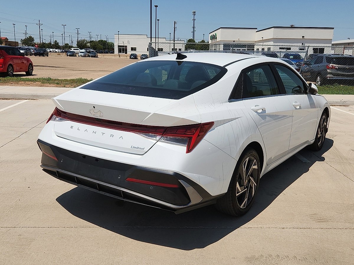 2024 Hyundai Elantra Limited photo 3