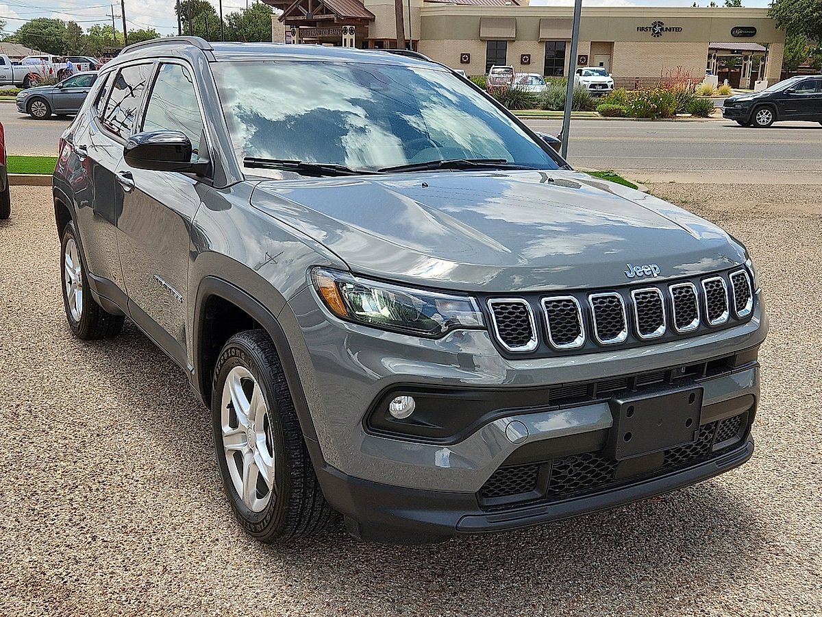 2024 Jeep Compass Latitude photo 4