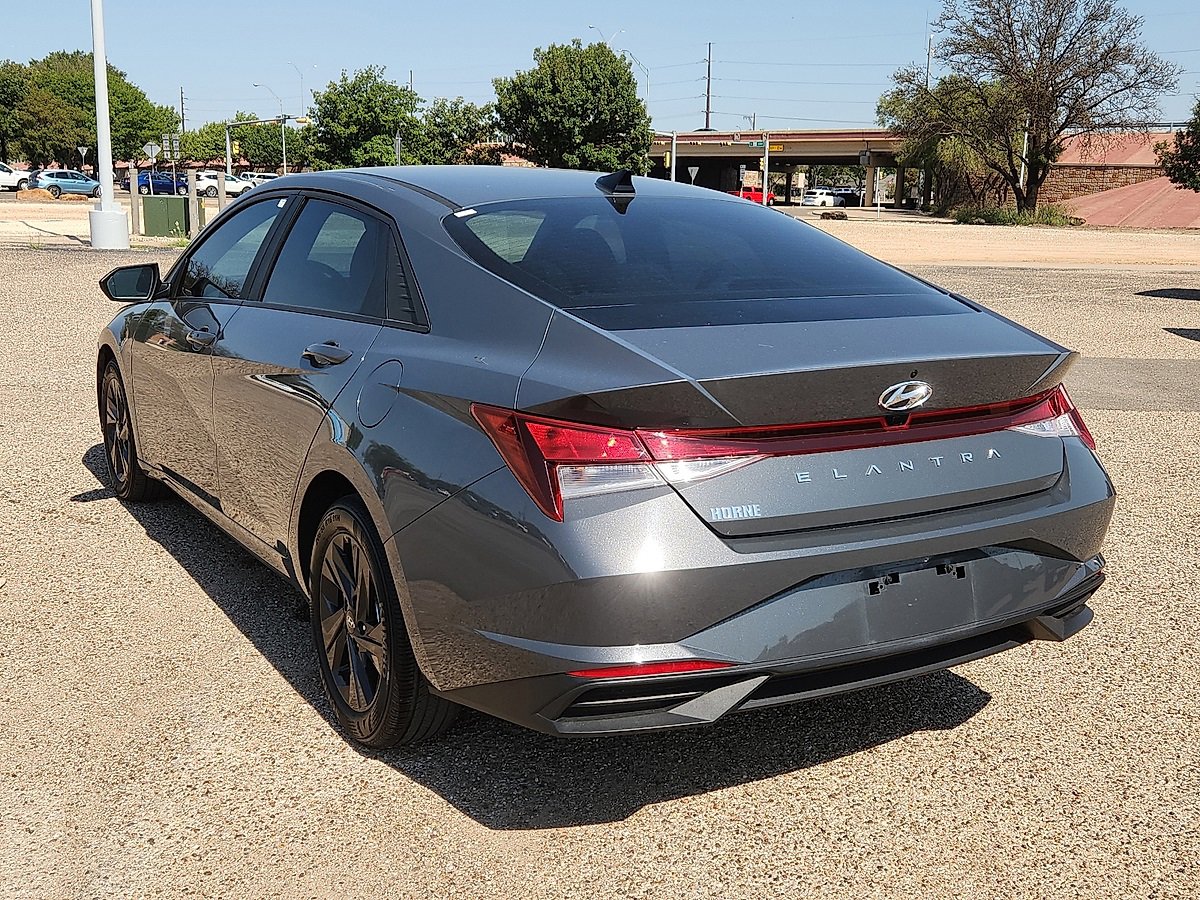 2023 Hyundai Elantra SEL photo 2