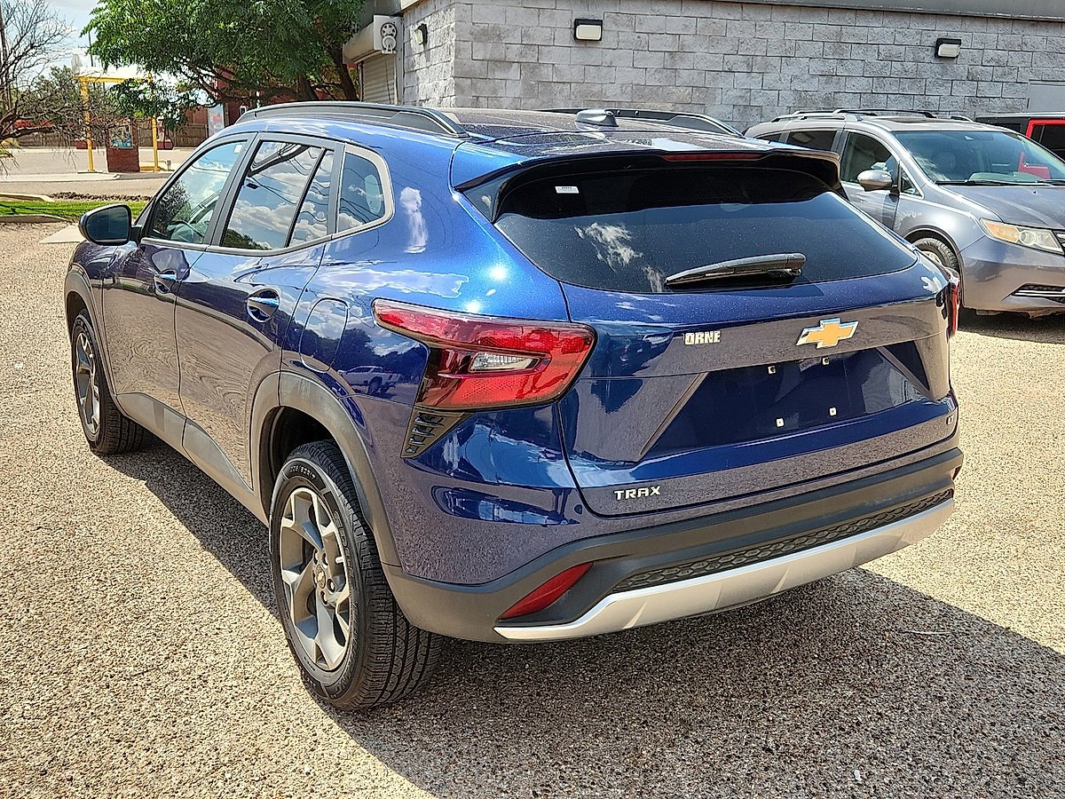 2024 Chevrolet Trax LT photo 2
