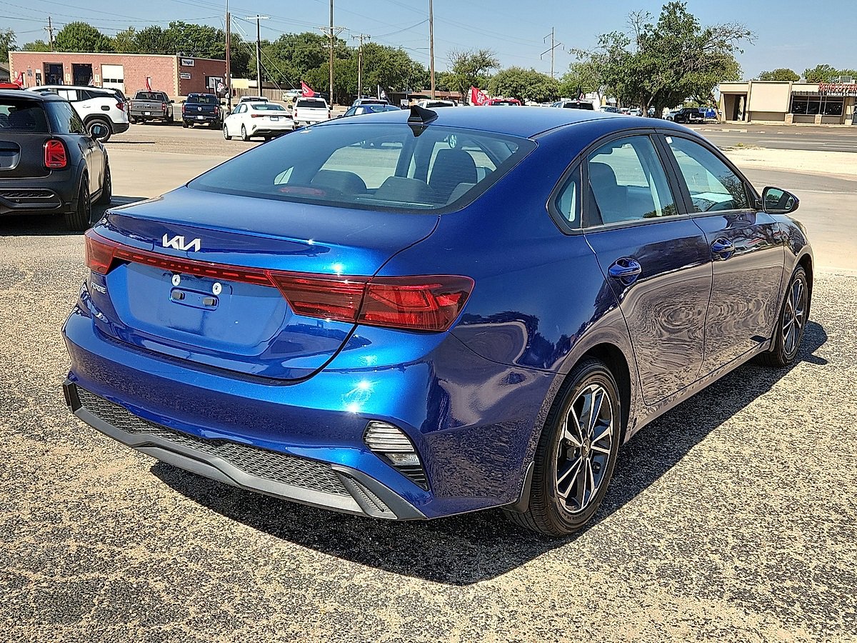 2023 Kia Forte LXS photo 3