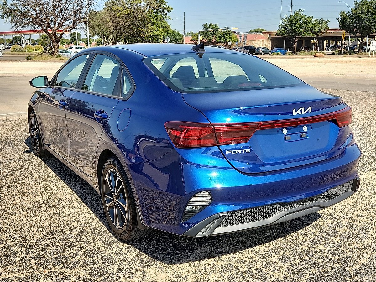 2023 Kia Forte LXS photo 2