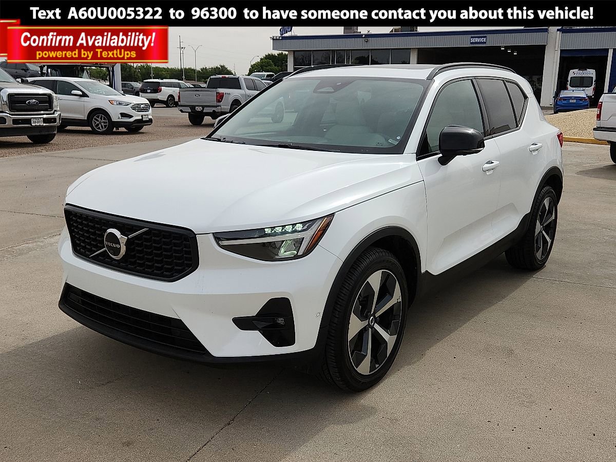 2023 Volvo XC40 B4 Ultimate Dark's photo